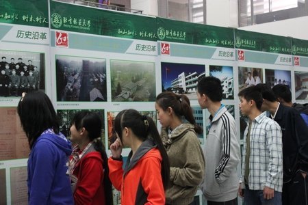 校庆专题:水保学院组织学生参观校史展