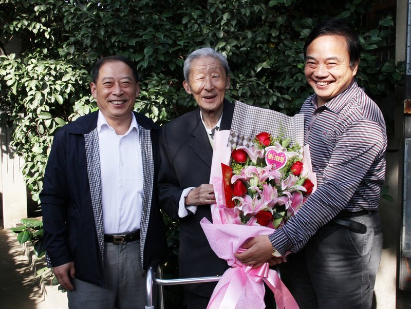 皖西学院党委书记王新华重阳节慰问离休干部武显扬