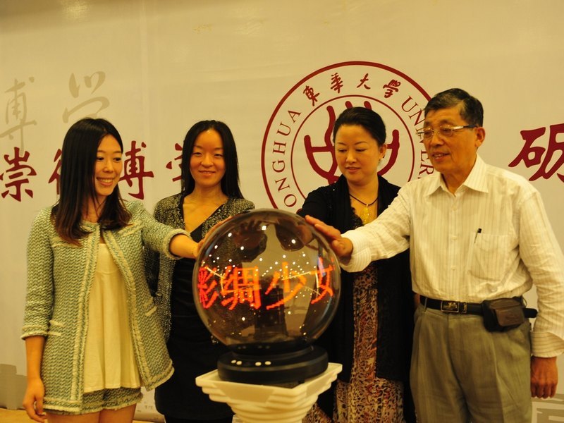 雕塑“彩绸少女”回归仪式在延安路校区举行