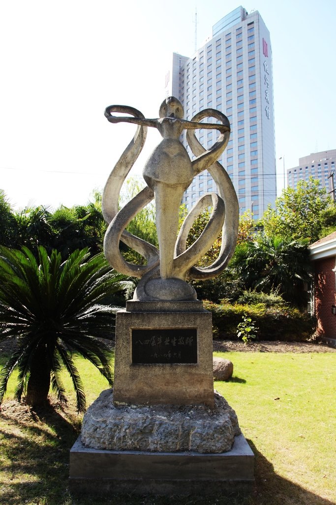 雕塑“彩绸少女”回归仪式在延安路校区举行