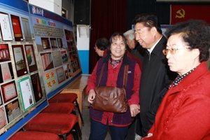 学校举行重阳节庆祝活动