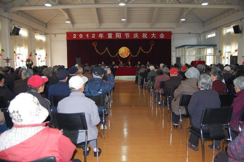 校领导与离退休老同志共庆重阳节