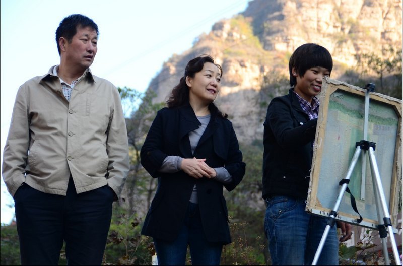 副院长黄怡俐慰问美术学院写生学生