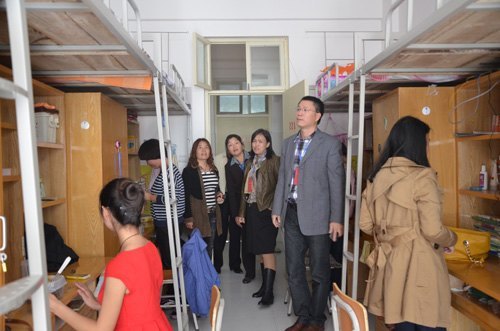 河南省教育厅高校公寓检查团一行视察许昌学院学生公寓