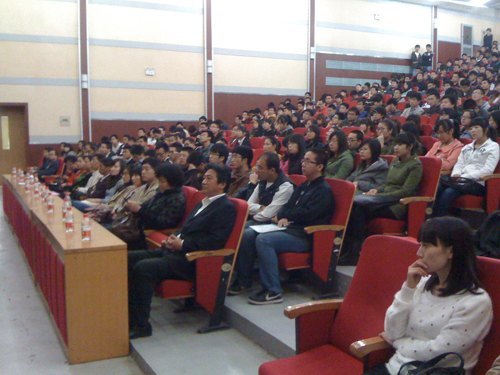 “张家港市2012年校园引才计划”大型招聘会在燕山大学里仁学院成功举办