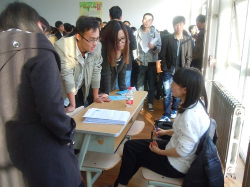 “张家港市2012年校园引才计划”大型招聘会在燕山大学里仁学院成功举办