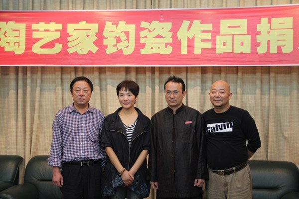 景德镇陶瓷学院校友、河南陶艺家李明向学校捐赠钧瓷作品