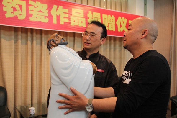 景德镇陶瓷学院校友、河南陶艺家李明向学校捐赠钧瓷作品