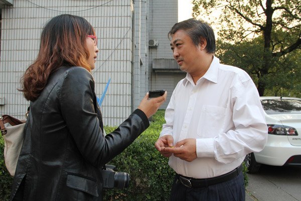 中非陶瓷文化艺术交流项目系列报道之九——校党委书记冯林华接受香港《大公报》、新浪网记者专访:发展陶瓷艺术,传承民族文化