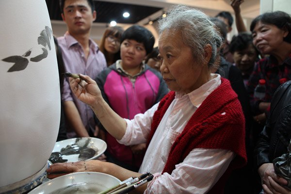 景德镇陶瓷学院举行2012年老同志陶瓷书画摄影作品展