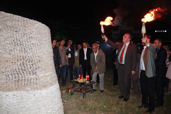 中非陶瓷文化艺术交流项目系列报道之八——篝火晚会在三宝国际陶艺研修苑举办