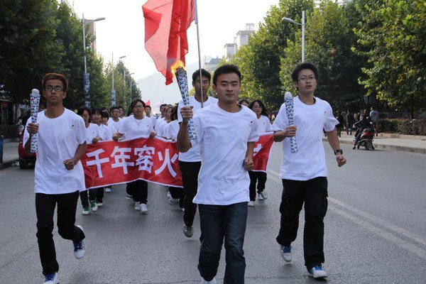 景德镇陶瓷学院师生参加瓷都圣火传递暨窑神公祭活动