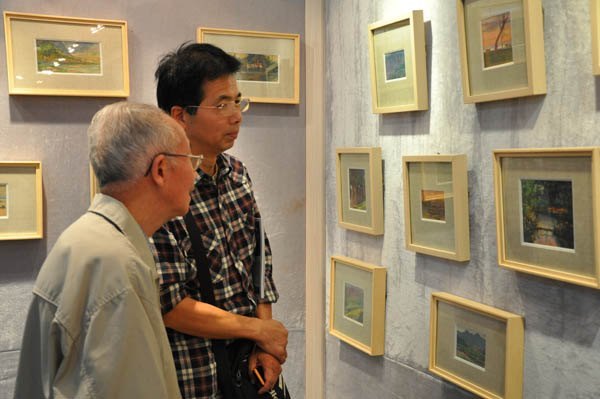 宁璘教授水粉画作品展在景德镇市举行