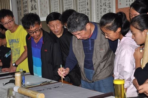 学生墨林书法协会与老年书法协会联谊教学活动开班