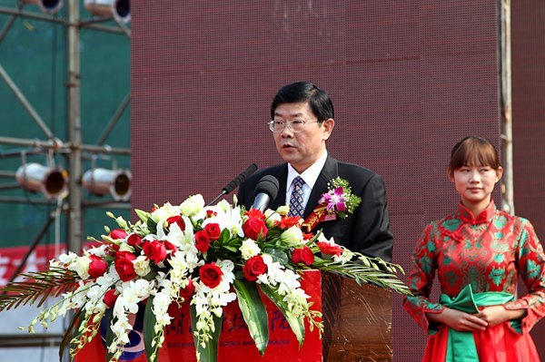 高朋满座 双喜临门 湖北科技学院办学75周年暨揭牌庆典隆重举行