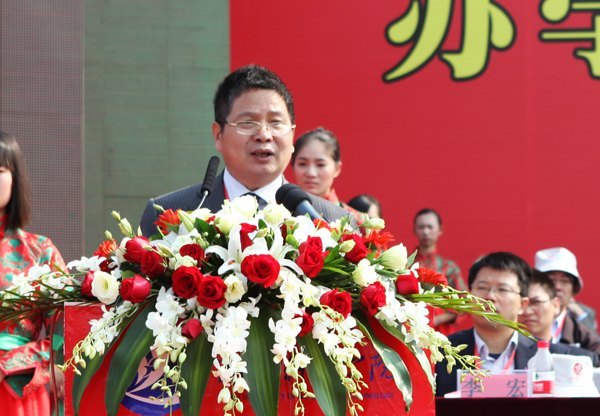 高朋满座 双喜临门 湖北科技学院办学75周年暨揭牌庆典隆重举行