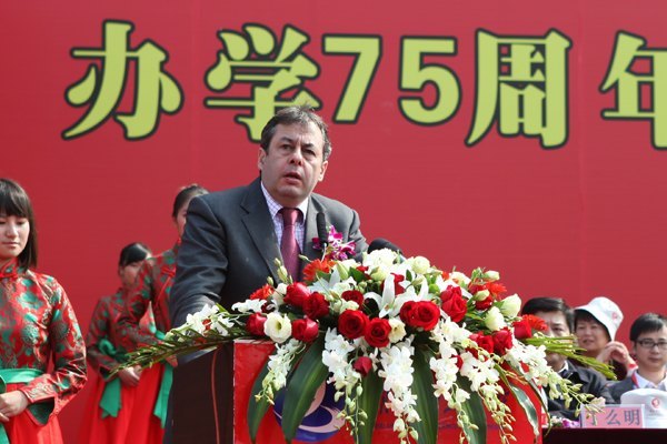 高朋满座 双喜临门 湖北科技学院办学75周年暨揭牌庆典隆重举行