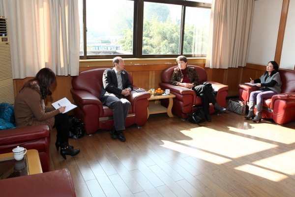 �����նɴ�ѧ��ӡ�ڰ��ɴ�ѧӡ�ڰ��ɲ���˹У�������ŷ��ʳ��ݹ�ѧԺ