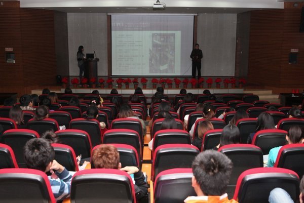 �����նɴ�ѧ��ӡ�ڰ��ɴ�ѧӡ�ڰ��ɲ���˹У�������ŷ��ʳ��ݹ�ѧԺ