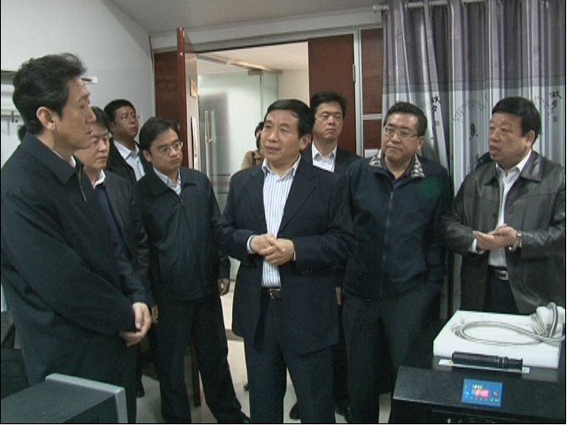 山西省委常委、市委书记陈川平考察中北大学激光显示技术工程中心