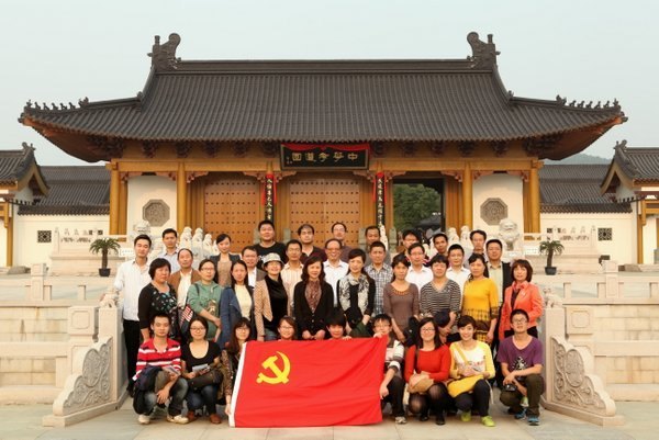 寻访中华孝道 传承感恩文化 机关人文学院思政教学部联合开展党日活动