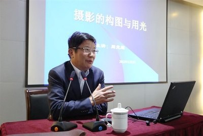 “喜迎党的十八大 记录生活美好瞬间”摄影知识讲座举行