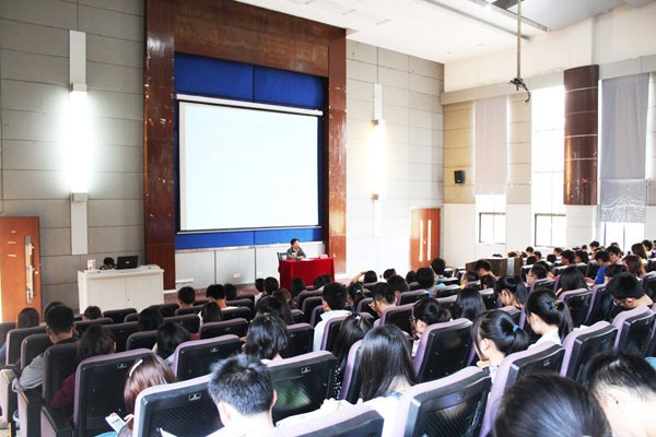 校团委举办“新媒体与青年大学生”主题报告会