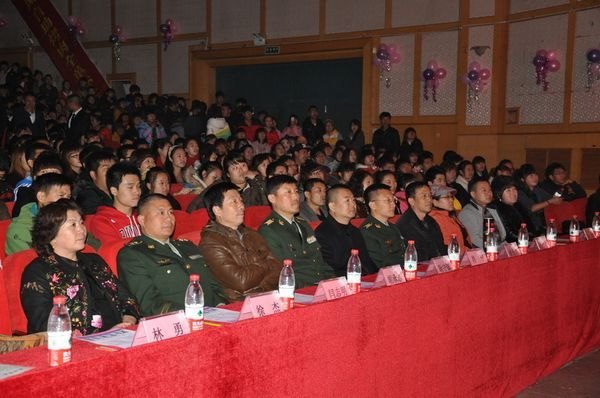 体育学院举办“舞动青春 魅力体育”迎新生大型文艺晚会