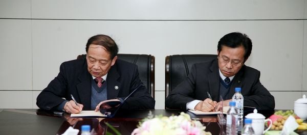 通化师范学院隆重聘请史宁中教授为学术委员会主任 省教育厅副厅长(正厅级巡视员)刘勇兵、东北师范大学校长刘益春到会祝贺