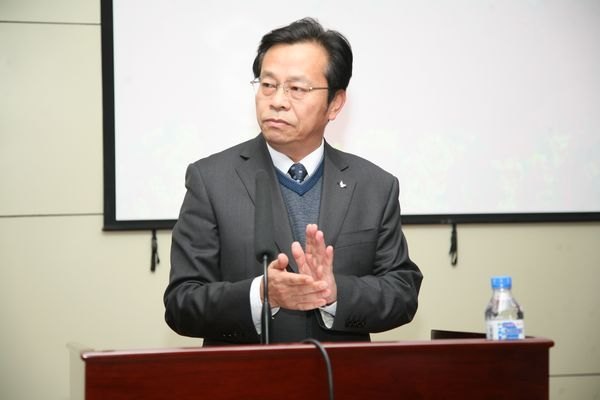 通化师范学院隆重聘请史宁中教授为学术委员会主任 省教育厅副厅长(正厅级巡视员)刘勇兵、东北师范大学校长刘益春到会祝贺