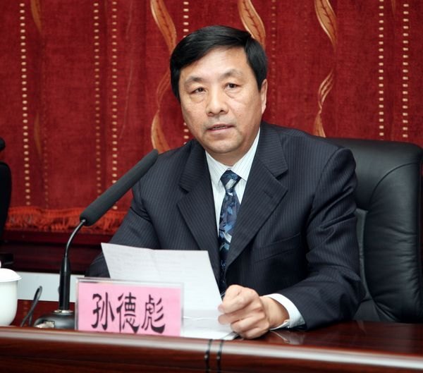 通化师范学院隆重聘请史宁中教授为学术委员会主任 省教育厅副厅长(正厅级巡视员)刘勇兵、东北师范大学校长刘益春到会祝贺