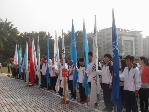 端州区冬季征兵报名第一天活动在肇庆学院举行 千余人报名