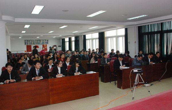 全校师生收听收看党的十八大开幕盛况