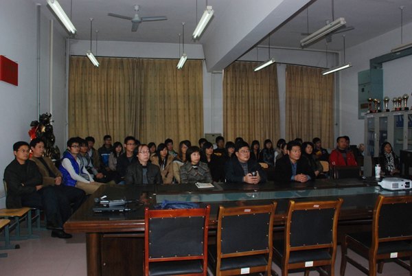 全校师生收听收看党的十八大开幕盛况