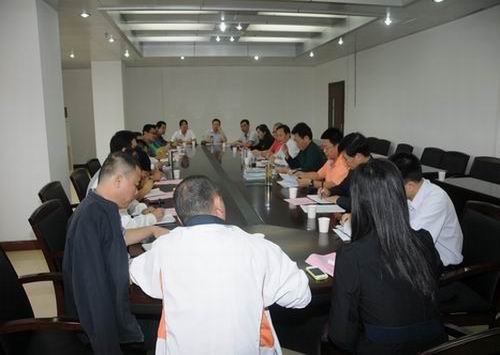 凌靖波召开座谈会调研学生工作