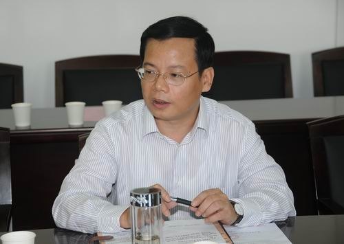 凌靖波召开座谈会调研学生工作