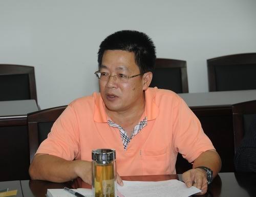 凌靖波召开座谈会调研学生工作