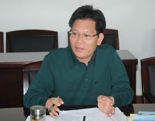 凌靖波召开座谈会调研学生工作