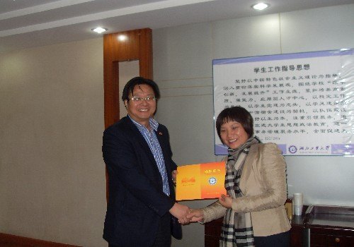 �人�Ѻ�ʱ������ΪĸУ����