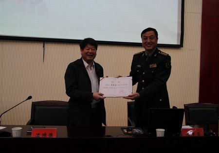 台州军分区政委冯阜营大校来校讲学