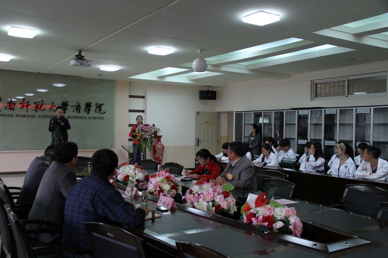 云南师范大学商学院举行2012年第二批赴泰汉语教学志愿者出征仪式