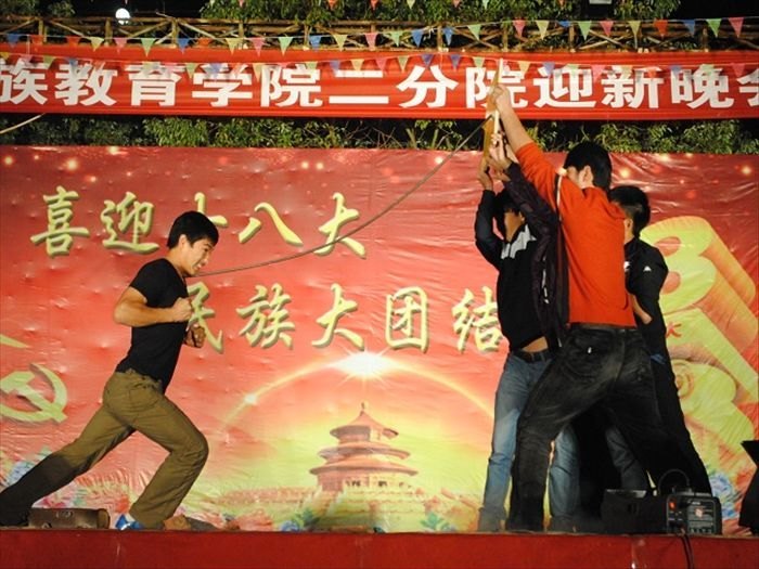 民族教育学院二分院举行“喜迎十八大 民族大团结”迎…