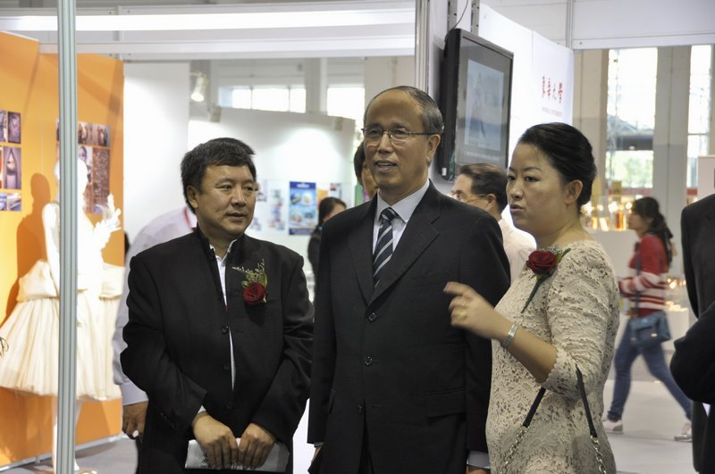 ������ѧ��װ•�������ѧԺ��չ2012�����ҵ������