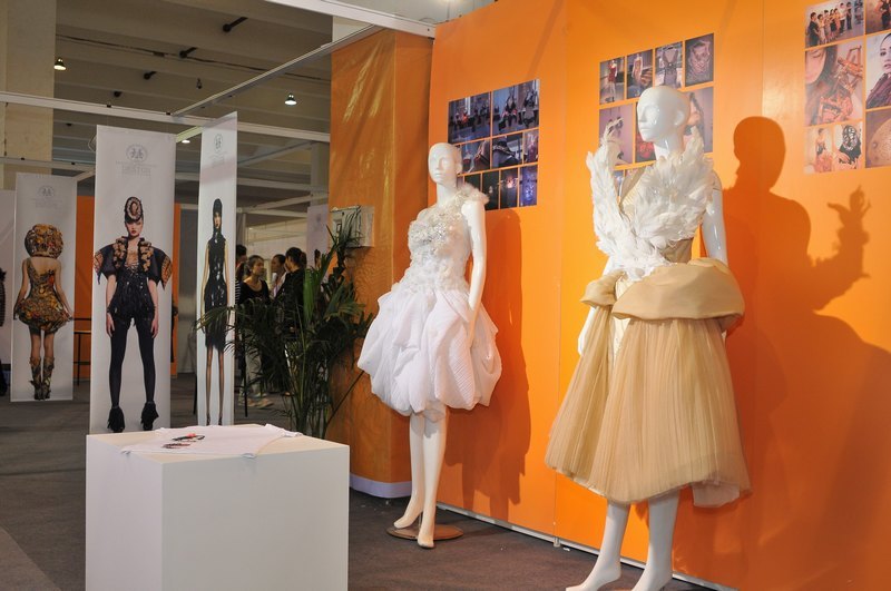 ������ѧ��װ•�������ѧԺ��չ2012�����ҵ������