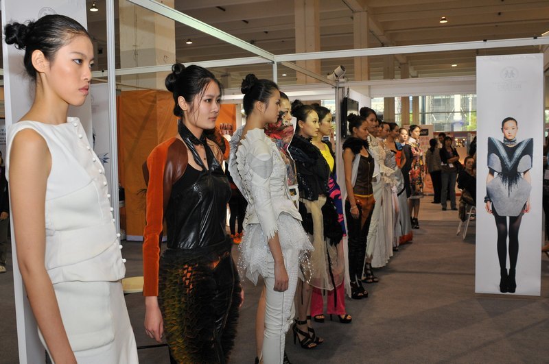 ������ѧ��װ•�������ѧԺ��չ2012�����ҵ������