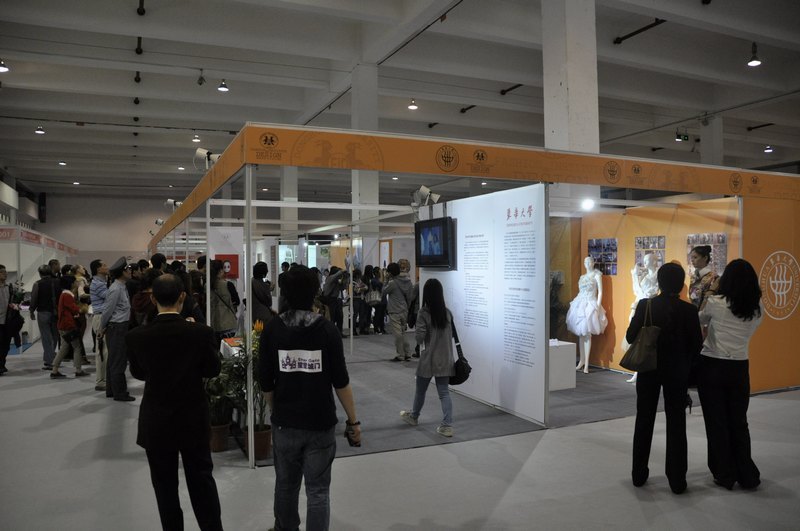 ������ѧ��װ•�������ѧԺ��չ2012�����ҵ������