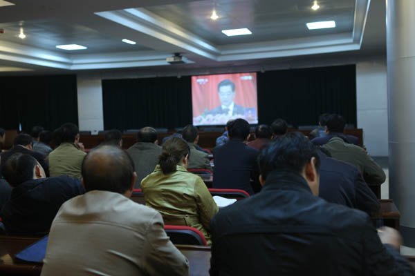 景德镇陶瓷学院师生认真收听收看党的十八大开幕盛况