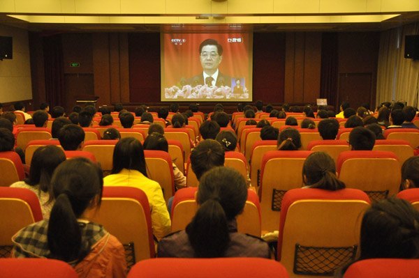 景德镇陶瓷学院师生认真收听收看党的十八大开幕盛况