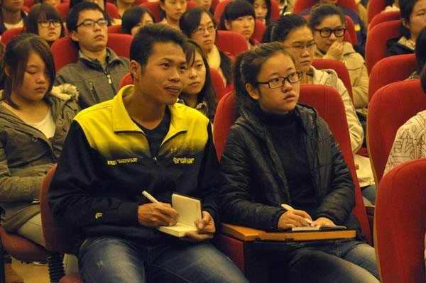 景德镇陶瓷学院师生认真收听收看党的十八大开幕盛况