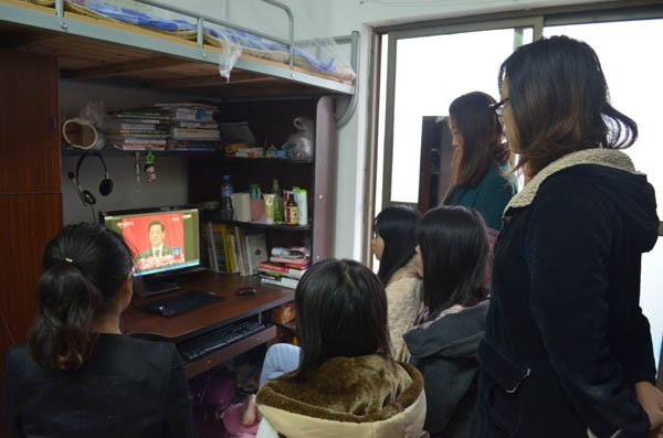 景德镇陶瓷学院师生认真收听收看党的十八大开幕盛况